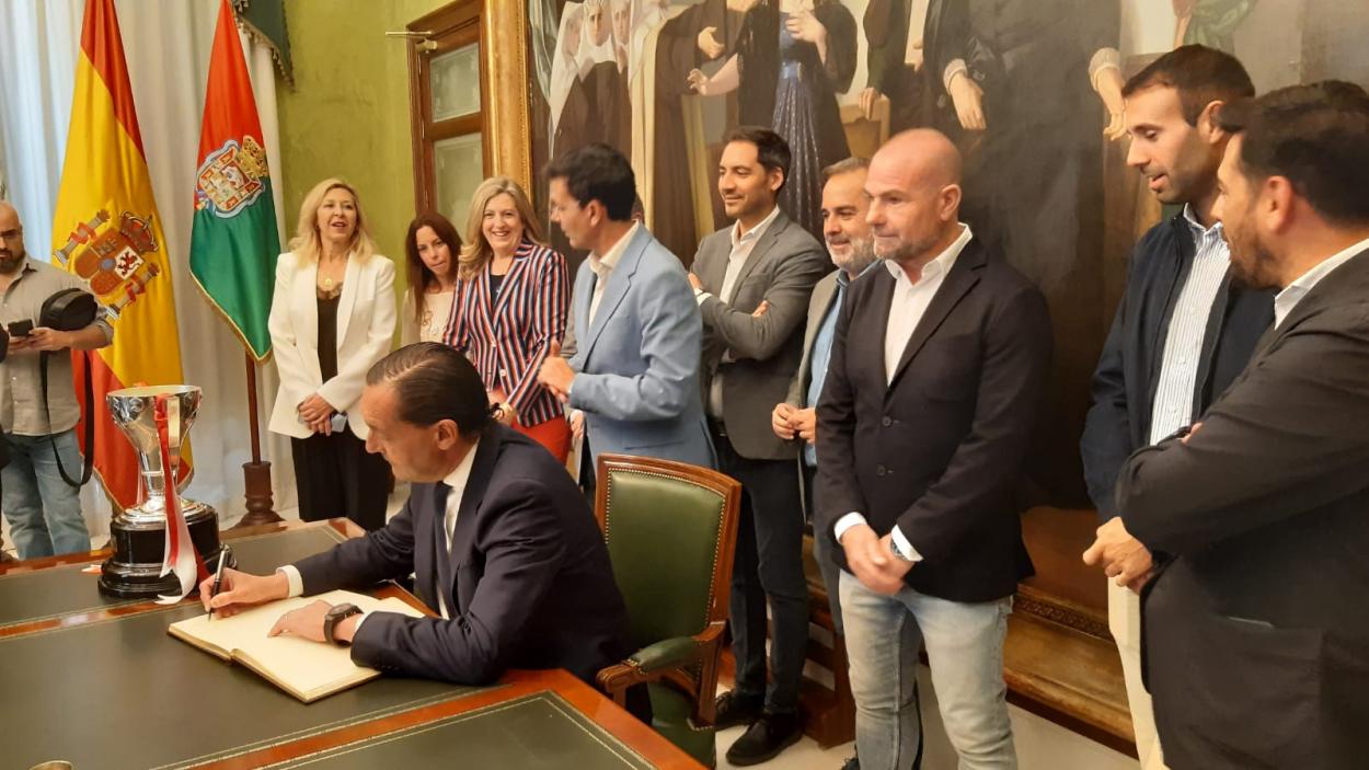 El Ayuntamiento de Granada recibe al Granada CF tras el ascenso a